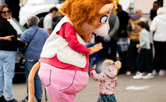 mascotte petite lionne avec enfant